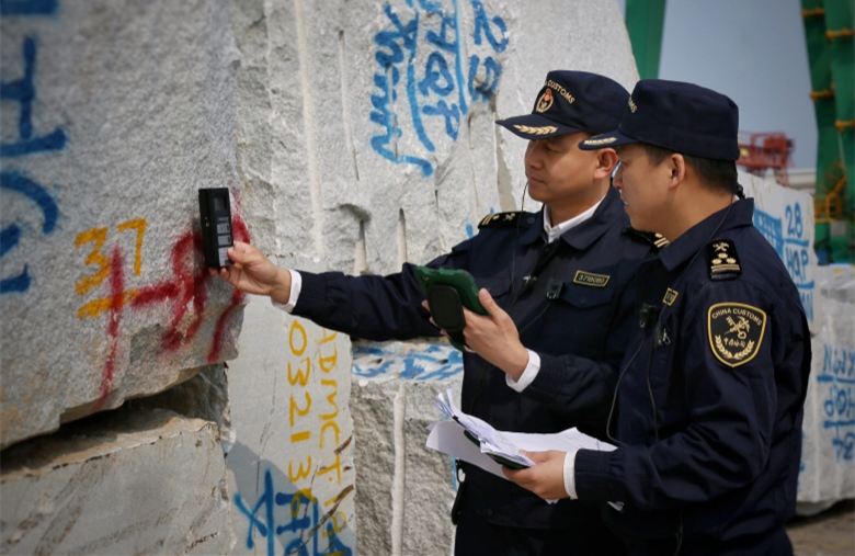 2019年3月厦门海翔码头实现外轮首次临时靠泊，海关对进口石材进行放射性检测。