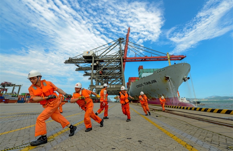 厦门港口，船员正在协助货船靠岸。