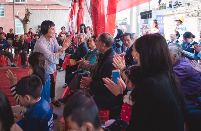 上楼村重阳敬老活动，台湾里长与老人们互动。